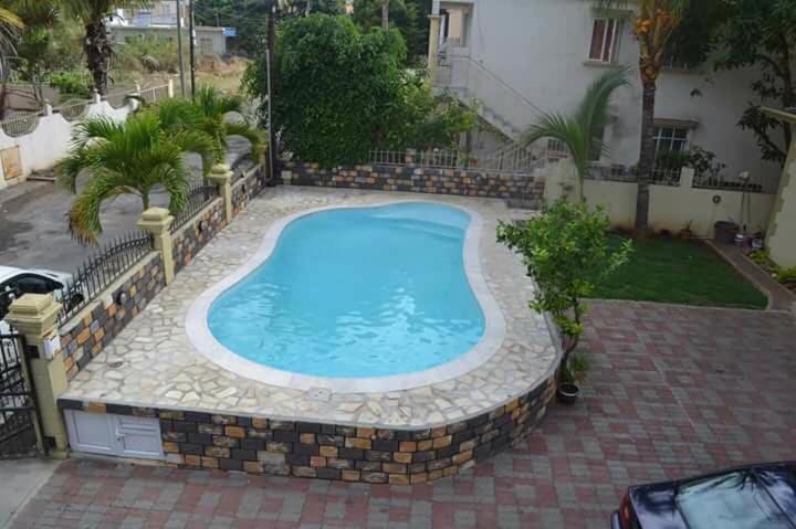 Flic-en-Flacq Rs Villas - Three Bedrooms Share Apartment With Private Room And Free Wifi And 100Mts To The Beach And Ac And 100Mts To Bus Stop And Pool מראה חיצוני תמונה