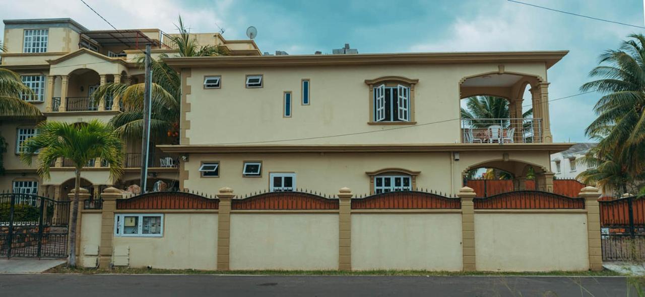 Flic-en-Flacq Rs Villas - Three Bedrooms Share Apartment With Private Room And Free Wifi And 100Mts To The Beach And Ac And 100Mts To Bus Stop And Pool מראה חיצוני תמונה