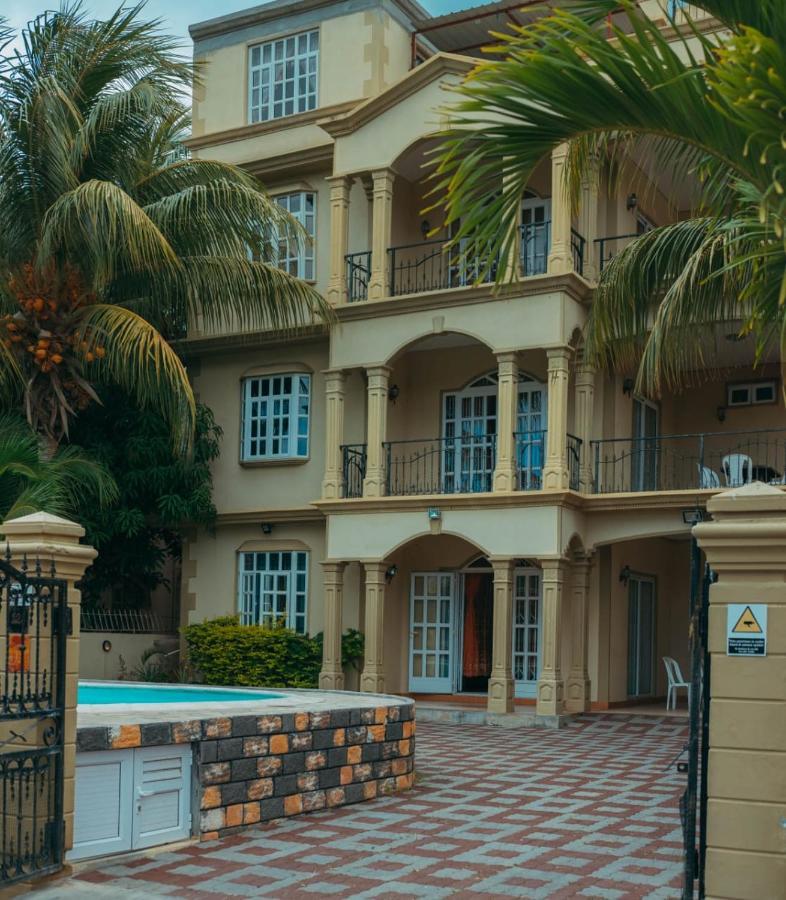 Flic-en-Flacq Rs Villas - Three Bedrooms Share Apartment With Private Room And Free Wifi And 100Mts To The Beach And Ac And 100Mts To Bus Stop And Pool מראה חיצוני תמונה