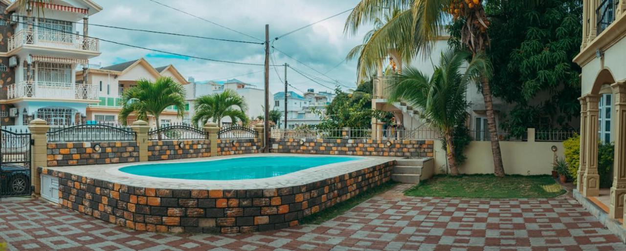 Flic-en-Flacq Rs Villas - Three Bedrooms Share Apartment With Private Room And Free Wifi And 100Mts To The Beach And Ac And 100Mts To Bus Stop And Pool מראה חיצוני תמונה