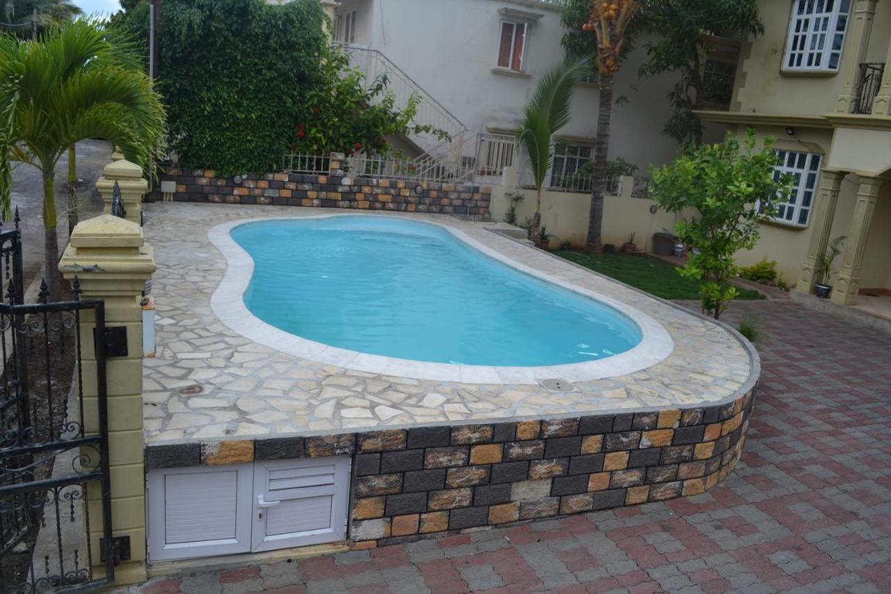 Flic-en-Flacq Rs Villas - Three Bedrooms Share Apartment With Private Room And Free Wifi And 100Mts To The Beach And Ac And 100Mts To Bus Stop And Pool מראה חיצוני תמונה