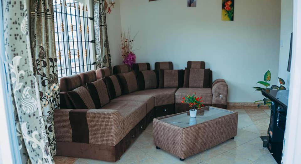Flic-en-Flacq Rs Villas - Three Bedrooms Share Apartment With Private Room And Free Wifi And 100Mts To The Beach And Ac And 100Mts To Bus Stop And Pool מראה חיצוני תמונה