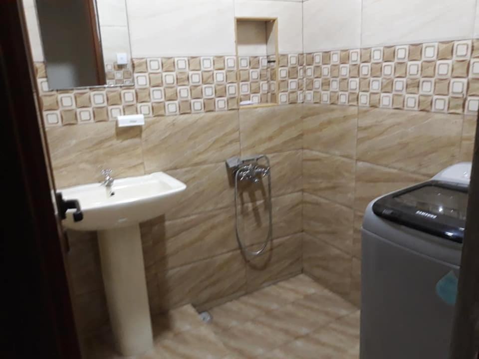 Flic-en-Flacq Rs Villas - Three Bedrooms Share Apartment With Private Room And Free Wifi And 100Mts To The Beach And Ac And 100Mts To Bus Stop And Pool מראה חיצוני תמונה