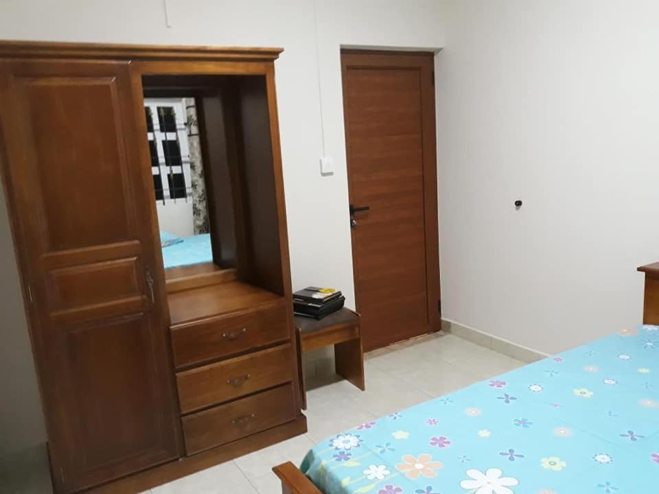 Flic-en-Flacq Rs Villas - Three Bedrooms Share Apartment With Private Room And Free Wifi And 100Mts To The Beach And Ac And 100Mts To Bus Stop And Pool מראה חיצוני תמונה