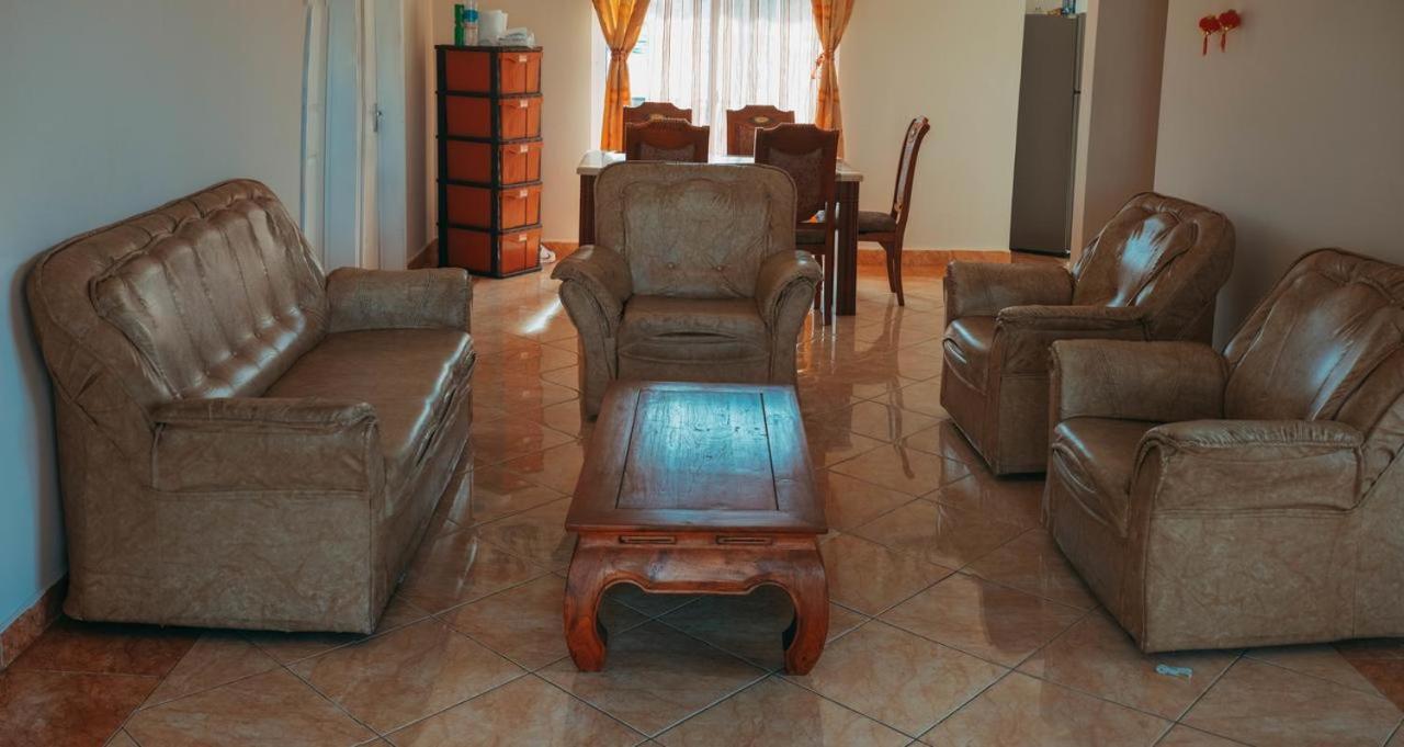 Flic-en-Flacq Rs Villas - Three Bedrooms Share Apartment With Private Room And Free Wifi And 100Mts To The Beach And Ac And 100Mts To Bus Stop And Pool מראה חיצוני תמונה