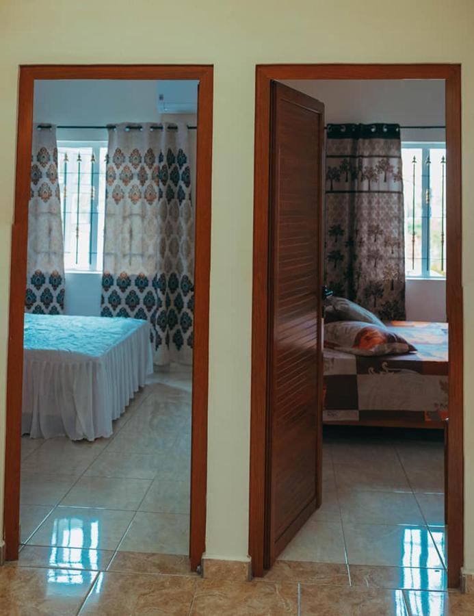 Flic-en-Flacq Rs Villas - Three Bedrooms Share Apartment With Private Room And Free Wifi And 100Mts To The Beach And Ac And 100Mts To Bus Stop And Pool מראה חיצוני תמונה