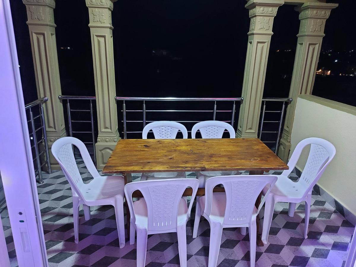 Flic-en-Flacq Rs Villas - Three Bedrooms Share Apartment With Private Room And Free Wifi And 100Mts To The Beach And Ac And 100Mts To Bus Stop And Pool מראה חיצוני תמונה